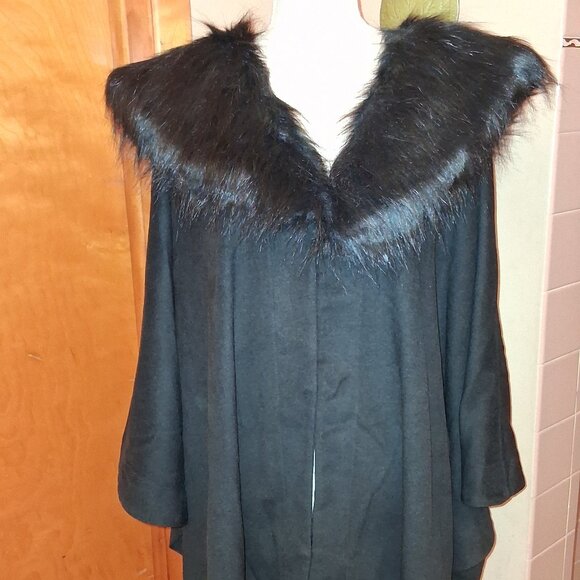 Adrienne Landau Faux Fur Collar Black Poncho/Cape - Size 2x-3x - NWT - Picture 3 of 12